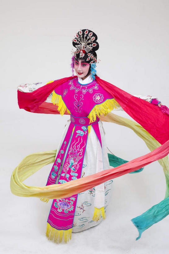 东方人,一个人,演员,站,伸展双臂,竖图,室内,白天,白色背景,正面,民族服装,化妆,跳舞,亚洲,仅一个年轻女性,仅一个女性,仅一个人,握,服装,装饰,丝绸,丝带,头饰,缎带,注视,黄种人,文化,发簪,绸带,衣服,粉色,彩妆,发饰,饰品,观察,看,站着,大衣,握着,摄影,服饰,影棚,观看,华丽,修饰,点缀,察看,衣着,穿着,关注,中国文化,摄影棚,舞姿,表演服,演出服,京剧,配饰,戏曲,国粹,皮黄,衬托,美观,雅致,雅观,簪子,衣饰,道具服,年轻女性,女人,女性,亚洲人,敞开双臂,伸开双臂,展开双肩,站立,张开手臂,张开双臂,彩图,全身,影棚拍摄,传统服装,民俗服,拍摄,舞蹈,京剧服饰,国剧,京戏,平剧,中国戏曲,传统文化,天女,神女,舞台妆,京剧演员