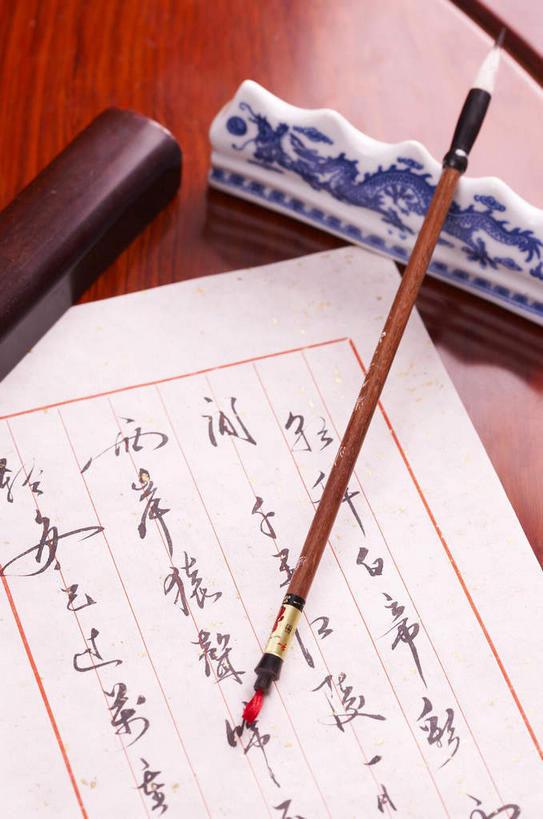 无人,竖图,俯视,室内,特写,白天,绘画,桌子,静物,一排,许多,艺术,整齐,并列,并排,木制,笔,标志,彩绘,瓷器,毛笔,书法,文字,纸,字符,陶瓷,办公用品,很多,文化,标识,书桌,架子,文具,排列,课桌,木制品,学习用品,汉字,支撑,文具用品,固定,一支,陶艺,队列,中文,毛笔字,宣纸,平行,国文,华文,彩釉,纸寿千年,纸中之王,泾县纸,画画,彩图,高角度拍摄,中国书法,毛笔架