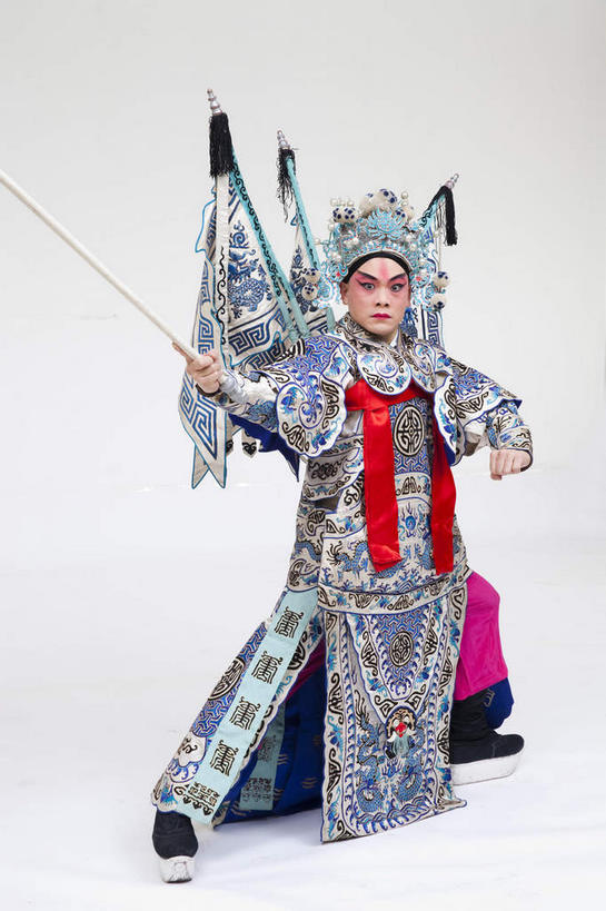 东方人,一个人,演员,站,举,竖图,室内,白天,白色背景,正面,民族服装,化妆,竞争,旗帜,亚洲,仅一个男性,仅一个人,一把,对抗,服装,冲突,头饰,注视,黄种人,破坏,文化,领巾,旗子,仅一个年轻男性,衣服,红色,彩妆,发夹,发饰,夹子,观察,看,托,站着,大衣,武器,战争,摄影,服饰,影棚,观看,损坏,察看,剑,攻击,威胁,衣着,穿着,对立,关注,矛盾,中国文化,摄影棚,兵器,防御,表演服,演出服,京剧,将军,戏曲,国粹,皮黄,敌对,挫败,斗争,抗拒,抗衡,杀伤,威慑,旌旗,旗号,衣饰,将领,道具服,百兵之君,短兵,危险,男人,男性,年轻男性,亚洲人,举起,举手,举着,向上举,向上伸,向上托,站立,彩图,全身,影棚拍摄,传统服装,民俗服,拍摄,京剧服饰,领饰,国剧,京戏,平剧,中国戏曲,传统文化,永昌亭侯,赵云,赵子龙,舞台妆,京剧演员