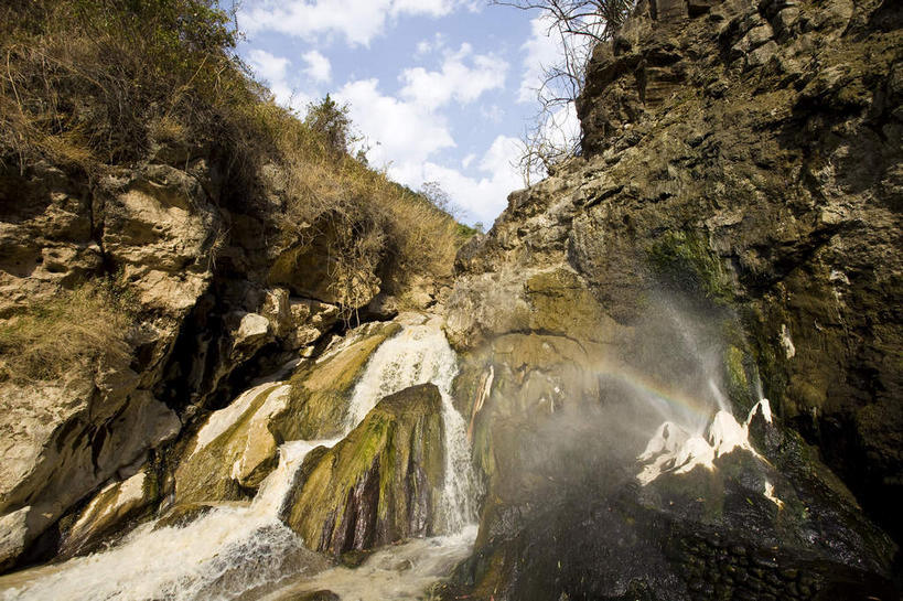 无人,横图,室外,白天,仰视,旅游,度假,石头,美景,山,山脉,树林,温泉,植物,雾,中国,亚洲,阴影,沸腾,光线,蒸汽,石子,影子,景观,山峰,云,云朵,山峦,水蒸气,雾气,云彩,娱乐,云南,树,树木,蓝色,绿色,白云,蓝天,天空,阳光,自然,群山,天,享受,休闲,温暖,景色,放松,泉水,生长,温和,晴朗,成长,气体,自然风光,东亚,云南省,中华人民共和国,西南地区,蒸发,滇,保山,保山市,地热,石块,岩石,晴空,彩图,低角度拍摄,腾冲县,腾冲热海,腾冲热海风景区