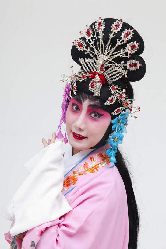东方人,一个人,演员,站,竖图,室内,白天,白色背景,侧面,民族服装,化妆,亚洲,仅一个年轻女性,仅一个女性,仅一个人,服装,装饰,头饰,扭头,注视,黄种人,文化,发簪,衣服,彩妆,发饰,饰品,观察,看,站着,转头,大衣,美女,搭,摄影,服饰,影棚,观看,华丽,修饰,点缀,察看,衣着,穿着,搭着,关注,中国文化,摄影棚,表演服,演出服,京剧,配饰,戏曲,国粹,貂蝉,皮黄,衬托,美观,雅致,雅观,簪子,衣饰,玉人,佳人,道具服,年轻女性,女人,女性,亚洲人,站立,半身,彩图,影棚拍摄,传统服装,民俗服,拍摄,京剧服饰,国剧,京戏,平剧,中国戏曲,四大美女,侍女,闭月,任红昌,传统文化,丽人,美人,舞台妆,京剧演员