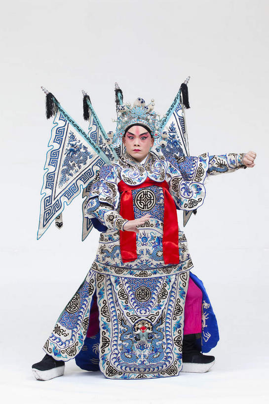 东方人,一个人,演员,站,举,竖图,室内,白天,白色背景,正面,民族服装,化妆,旗帜,亚洲,仅一个男性,仅一个人,服装,头饰,注视,黄种人,文化,领巾,旗子,仅一个年轻男性,衣服,红色,彩妆,发夹,发饰,夹子,观察,看,托,站着,大衣,摄影,服饰,影棚,观看,察看,衣着,穿着,关注,中国文化,摄影棚,表演服,演出服,京剧,将军,戏曲,国粹,皮黄,旌旗,旗号,衣饰,将领,道具服,男人,男性,年轻男性,亚洲人,举起,举手,举着,向上举,向上伸,向上托,站立,彩图,全身,影棚拍摄,传统服装,民俗服,拍摄,京剧服饰,领饰,国剧,京戏,平剧,中国戏曲,传统文化,永昌亭侯,赵云,赵子龙,舞台妆,京剧演员