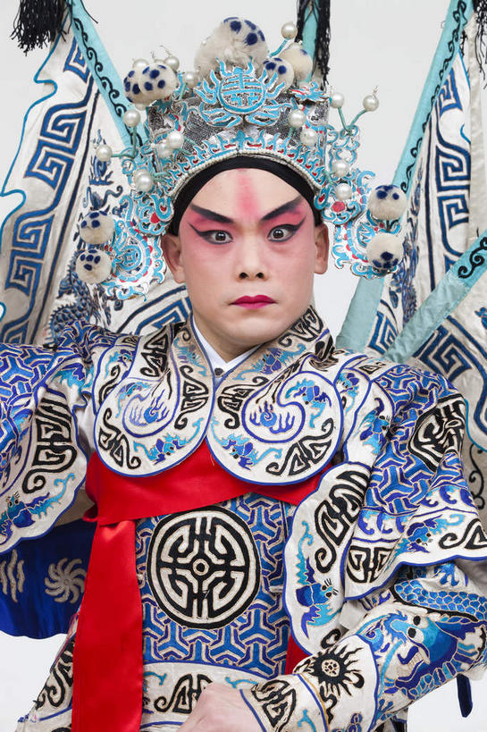 东方人,一个人,演员,站,竖图,室内,白天,白色背景,正面,民族服装,化妆,旗帜,亚洲,仅一个男性,仅一个人,服装,头饰,注视,黄种人,文化,领巾,旗子,仅一个年轻男性,衣服,红色,彩妆,发夹,发饰,夹子,观察,看,站着,大衣,摄影,服饰,影棚,观看,察看,衣着,穿着,关注,中国文化,摄影棚,表演服,演出服,京剧,将军,戏曲,国粹,皮黄,旌旗,旗号,衣饰,将领,道具服,男人,男性,年轻男性,亚洲人,站立,半身,彩图,影棚拍摄,传统服装,民俗服,拍摄,京剧服饰,领饰,国剧,京戏,平剧,中国戏曲,传统文化,永昌亭侯,赵云,赵子龙,舞台妆,京剧演员