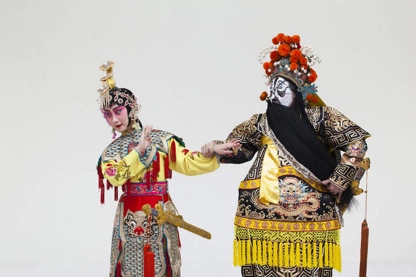 东方人,胡须,两个人,伙伴,朋友,演员,站,横图,室内,白天,白色背景,正面,民族服装,友谊,合作,团队,竞争,亚洲,一把,对抗,握,服装,装饰,冲突,头饰,扭头,注视,黄种人,历史,破坏,文化,发簪,虞美人,衣服,黑色,发饰,饰品,观察,看,手势,站着,转头,大衣,武器,战略,战争,握着,摄影,服饰,影棚,观看,离开,华丽,修饰,损坏,点缀,察看,剑,攻击,威胁,衣着,穿着,对立,关注,矛盾,中国文化,摄影棚,兵器,传说,防御,表演服,演出服,京剧,配饰,戏曲,国粹,皮黄,敌对,挫败,斗争,抗拒,抗衡,联合,合谋,衬托,美观,雅致,雅观,杀伤,威慑,簪子,军事家,衣饰,道具服,百兵之君,短兵,配合,危险,协作,男人,男性,年轻男性,年轻女性,女人,女性,亚洲人,胡子,络腮胡,站立,半身,彩图,影棚拍摄,传统服装,民俗服,拍摄,京剧服饰,西楚霸王,项籍,项羽,国剧,京戏,平剧,中国戏曲,传统文化,霸王别姬,独断,虞姬,京剧演员