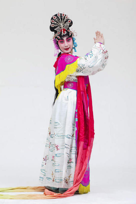 东方人,一个人,演员,站,举,笑,微笑,竖图,室内,白天,白色背景,侧面,民族服装,化妆,亚洲,仅一个年轻女性,仅一个女性,仅一个人,服装,装饰,丝绸,丝带,头饰,缎带,扭头,注视,黄种人,文化,发簪,绸带,衣服,粉色,彩妆,发饰,饰品,观察,看,托,站着,转头,大衣,摄影,服饰,影棚,观看,华丽,修饰,点缀,察看,衣着,穿着,关注,中国文化,摄影棚,表演服,演出服,京剧,配饰,戏曲,国粹,皮黄,衬托,美观,雅致,雅观,簪子,衣饰,道具服,年轻女性,女人,女性,亚洲人,举起,举手,举着,向上举,向上伸,向上托,站立,彩图,全身,影棚拍摄,传统服装,民俗服,拍摄,京剧服饰,国剧,京戏,平剧,中国戏曲,传统文化,天女,神女,舞台妆,京剧演员