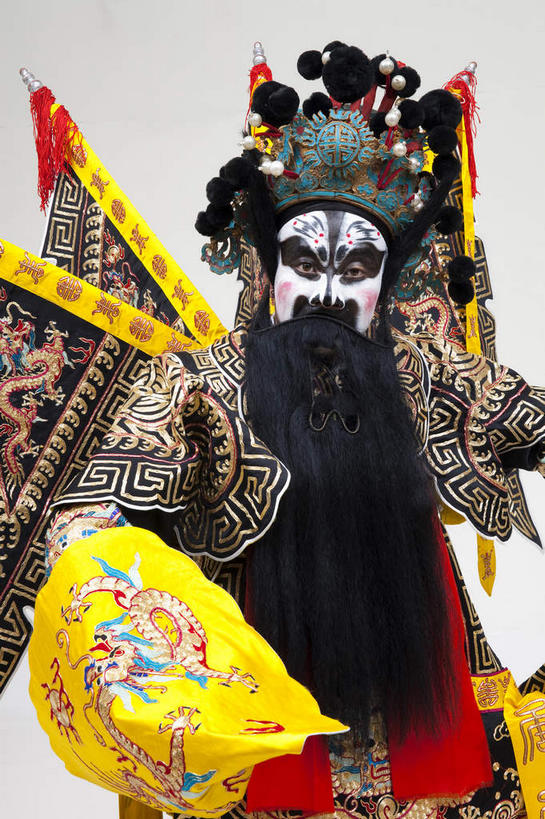 东方人,胡须,一个人,演员,站,竖图,室内,白天,白色背景,正面,民族服装,化妆,旗帜,亚洲,仅一个男性,仅一个人,仅一个中年男性,服装,头饰,注视,黄种人,文化,旗子,衣服,黑色,彩妆,发夹,发饰,夹子,观察,看,站着,大衣,摄影,服饰,影棚,观看,察看,衣着,穿着,关注,中国文化,摄影棚,表演服,演出服,京剧,将军,戏曲,国粹,皮黄,旌旗,旗号,衣饰,道具服,男人,男性,中年男性,亚洲人,胡子,络腮胡,站立,半身,彩图,影棚拍摄,传统服装,民俗服,拍摄,京剧服饰,车骑将军,司隶校尉,张飞,张益德,张翼德,国剧,京戏,平剧,中国戏曲,传统文化,舞台妆,京剧演员