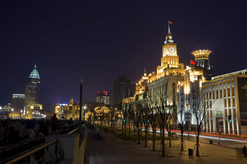 西方人,高楼大厦,站,走,横图,室外,夜晚,正面,度假,安全,美景,城市风光,标志建筑,城市,大厦,道路,地标,建筑,路,摩天大楼,夜景,公路,上海,欧洲,中国,欧洲人,亚洲,行人,游客,游人,阴影,服装,光线,影子,景观,红绿灯,建筑群,灯光,枝条,信号灯,交通,许多人,注视,休闲装,娱乐,建设,黄浦江,路人,旅客,树枝,衣服,蓝色,蓝天,天空,外滩,天,观察,看,站着,一群人,享受,休闲,休闲服,景色,放松,警示,服饰,观看,申,察看,关注,提示,流通,黄浦区,东亚,元芳大楼,中国通商银行大楼,中山东一路,上海市,交通信号灯,行人信号灯,中华人民共和国,沪,华东地区,虬枝,枝杈,过客,男人,男性,年轻男性,年轻女性,女人,女性,白种人,马路,步行,散步,站立,走路,半身,彩图,大楼,高层建筑,高楼,摩天楼,黄埔滩,上海外滩,外黄埔滩,上海中国通商银行大楼,白色人种,高加索人种,欧罗巴人种