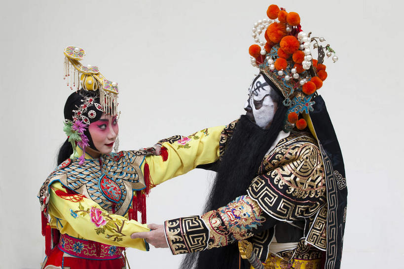 东方人,胡须,两个人,伙伴,朋友,演员,站,抱,横图,室内,白天,白色背景,正面,民族服装,友谊,合作,团队,竞争,亚洲,一把,对抗,服装,装饰,冲突,头饰,注视,黄种人,历史,破坏,文化,发簪,虞美人,相视,衣服,黑色,发饰,饰品,观察,看,站着,面对面,大衣,武器,战略,战争,摄影,服饰,影棚,抱着,观看,对视,离开,华丽,修饰,损坏,点缀,察看,剑,互视,搂着,攻击,威胁,衣着,穿着,对立,关注,矛盾,中国文化,摄影棚,兵器,相对,传说,防御,表演服,演出服,京剧,配饰,戏曲,国粹,相看,皮黄,敌对,挫败,斗争,抗拒,抗衡,联合,合谋,衬托,美观,雅致,雅观,杀伤,威慑,簪子,军事家,衣饰,道具服,百兵之君,短兵,配合,危险,协作,男人,男性,年轻男性,年轻女性,女人,女性,亚洲人,胡子,络腮胡,搂,搂抱,站立,半身,彩图,影棚拍摄,传统服装,民俗服,拍摄,京剧服饰,西楚霸王,项籍,项羽,国剧,京戏,平剧,中国戏曲,传统文化,霸王别姬,独断,虞姬,京剧演员