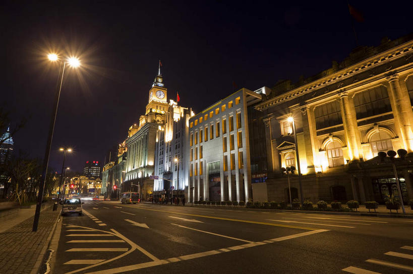 无人,高楼大厦,横图,室外,夜晚,仰视,度假,美景,城市风光,标志建筑,城市,大厦,道路,地标,建筑,路,路灯,摩天大楼,夜景,公路,照明,上海,中国,亚洲,阴影,光线,影子,景观,建筑群,灯光,分界线,停车线,交通,方向,娱乐,建设,黄浦江,箭头,灯,蓝色,蓝天,天空,外滩,天,享受,休闲,景色,放松,车行道,车行道分界线,照亮,申,指向,照明设备,标线,黄浦区,东亚,车行线,元芳大楼,中国通商银行大楼,中山东一路,上海市,中华人民共和国,沪,华东地区,簇,马路,彩图,低角度拍摄,大楼,高层建筑,高楼,摩天楼,黄埔滩,上海外滩,外黄埔滩,上海中国通商银行大楼