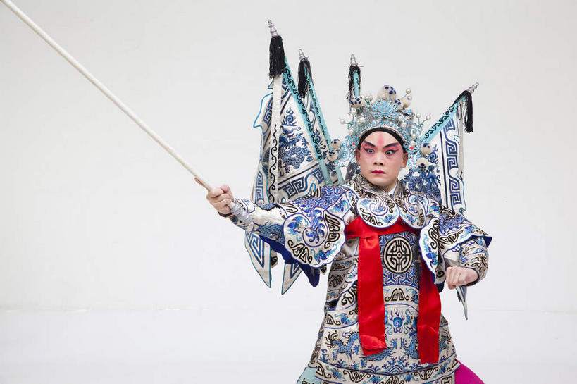 东方人,一个人,演员,站,横图,室内,白天,白色背景,正面,民族服装,化妆,竞争,旗帜,亚洲,仅一个男性,仅一个人,一把,对抗,握,服装,冲突,头饰,注视,黄种人,破坏,文化,领巾,旗子,仅一个年轻男性,衣服,红色,彩妆,发夹,发饰,夹子,观察,看,站着,大衣,武器,战争,握着,摄影,服饰,影棚,观看,损坏,察看,剑,攻击,威胁,衣着,穿着,对立,关注,矛盾,中国文化,摄影棚,兵器,防御,表演服,演出服,京剧,将军,戏曲,国粹,皮黄,敌对,挫败,斗争,抗拒,抗衡,杀伤,威慑,旌旗,旗号,衣饰,将领,道具服,百兵之君,短兵,危险,男人,男性,年轻男性,亚洲人,站立,半身,彩图,影棚拍摄,传统服装,民俗服,拍摄,京剧服饰,领饰,国剧,京戏,平剧,中国戏曲,传统文化,永昌亭侯,赵云,赵子龙,舞台妆,京剧演员