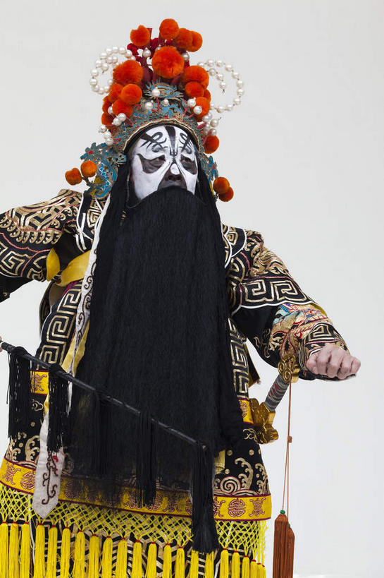 东方人,胡须,一个人,演员,站,竖图,室内,白天,白色背景,正面,民族服装,化妆,旗帜,亚洲,仅一个男性,仅一个人,仅一个中年男性,握,服装,头饰,黄种人,文化,旗子,衣服,黑色,彩妆,发夹,发饰,夹子,站着,大衣,握着,摄影,服饰,影棚,衣着,穿着,中国文化,摄影棚,表演服,演出服,京剧,戏曲,国粹,皮黄,旌旗,旗号,军事家,衣饰,道具服,男人,男性,中年男性,亚洲人,胡子,络腮胡,站立,半身,彩图,影棚拍摄,传统服装,民俗服,拍摄,京剧服饰,西楚霸王,项籍,项羽,国剧,京戏,平剧,中国戏曲,传统文化,舞台妆,京剧演员