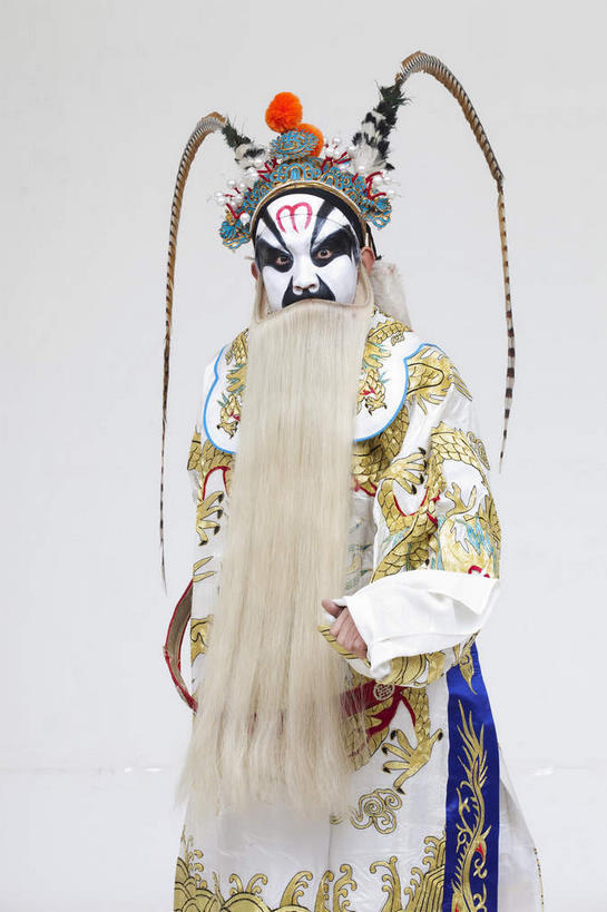 东方人,胡须,一个人,演员,站,竖图,室内,白天,白色背景,正面,民族服装,化妆,亚洲,仅一个男性,仅一个人,仅一个中年男性,服装,头饰,注视,黄种人,文化,衣服,白色,彩妆,发夹,发饰,夹子,观察,看,站着,大衣,摄影,服饰,影棚,观看,察看,衣着,穿着,关注,中国文化,摄影棚,表演服,演出服,京剧,戏曲,国粹,皮黄,衣饰,道具服,男人,男性,中年男性,亚洲人,络腮胡,站立,半身,彩图,影棚拍摄,传统服装,民俗服,拍摄,京剧服饰,国剧,京戏,平剧,中国戏曲,传统文化,舞台妆,京剧演员