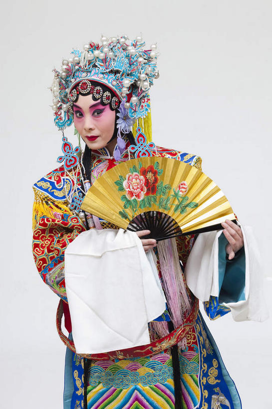 东方人,一个人,演员,音乐家,站,竖图,室内,白天,白色背景,正面,民族服装,化妆,亚洲,仅一个年轻女性,仅一个女性,仅一个人,一把,握,花纹,服装,装饰,布,扇子,头饰,图案,折扇,纸扇,清凉,布纹,注视,黄种人,凉爽,文化,衣服,白色,彩妆,发夹,发饰,夹子,观察,看,站着,大衣,美女,握着,摄影,服饰,影棚,观看,华丽,修饰,布匹,点缀,察看,衣着,穿着,关注,中国文化,摄影棚,表演服,演出服,京剧,戏曲,国粹,杨贵妃,杨玉环,皮黄,衬托,美观,雅致,雅观,撒扇,衣饰,玉人,佳人,道具服,年轻女性,女人,女性,亚洲人,舞蹈家,站立,半身,彩图,影棚拍摄,传统服装,民俗服,拍摄,京剧服饰,国剧,京戏,平剧,中国戏曲,四大美女,贵妃,羞花,杨太真,传统文化,丽人,美人,舞台妆,京剧演员