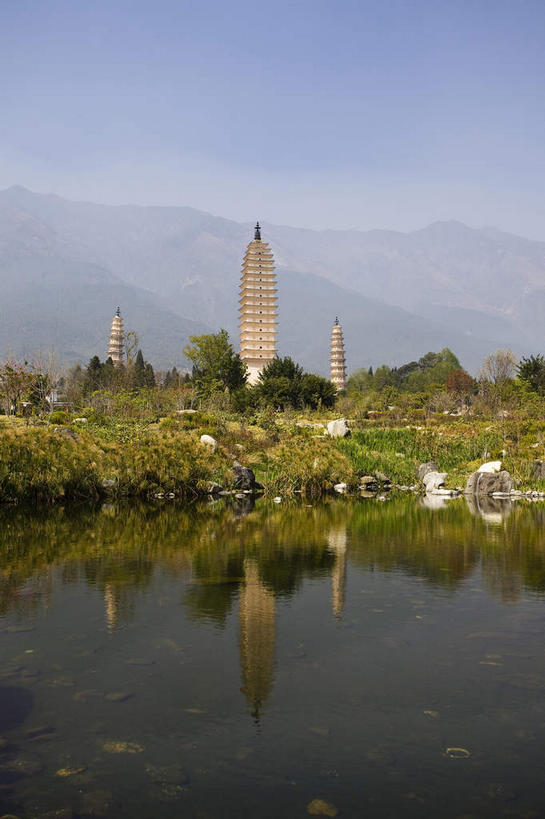 无人,竖图,室外,白天,正面,旅游,度假,草地,草坪,河流,名胜古迹,树林,水,植物,标志建筑,地标,建筑,大理,中国,亚洲,阴影,遗迹,光线,影子,河水,水流,云,云朵,塔,云彩,古迹,文物,娱乐,建设,古建筑,宝塔,云南,佛塔,草,树,树木,蓝色,绿色,白云,倒影,蓝天,天空,阳光,自然,天,享受,休闲,旅游胜地,放松,生长,晴朗,成长,倒映,古文明,东亚,云南省,中华人民共和国,西南地区,崇圣寺三塔,滇,大理州,大理白族自治州,浮图,浮屠,反照,三塔寺,晴空,彩图,塔婆,浮图塔,浮头,佛图