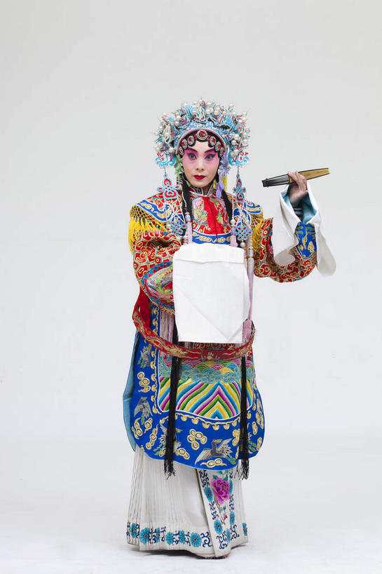 东方人,一个人,演员,音乐家,站,举,竖图,室内,白天,白色背景,正面,民族服装,化妆,亚洲,仅一个年轻女性,仅一个女性,仅一个人,一把,握,花纹,服装,布,扇子,头饰,图案,折扇,纸扇,清凉,布纹,注视,黄种人,凉爽,文化,衣服,白色,彩妆,发夹,发饰,夹子,观察,看,托,站着,大衣,美女,握着,摄影,服饰,影棚,观看,布匹,察看,衣着,穿着,关注,中国文化,摄影棚,表演服,演出服,京剧,戏曲,国粹,杨贵妃,杨玉环,皮黄,撒扇,衣饰,玉人,佳人,道具服,年轻女性,女人,女性,亚洲人,舞蹈家,举起,举手,举着,向上举,向上伸,向上托,站立,彩图,全身,影棚拍摄,传统服装,民俗服,拍摄,京剧服饰,国剧,京戏,平剧,中国戏曲,四大美女,贵妃,羞花,杨太真,传统文化,丽人,美人,舞台妆,京剧演员