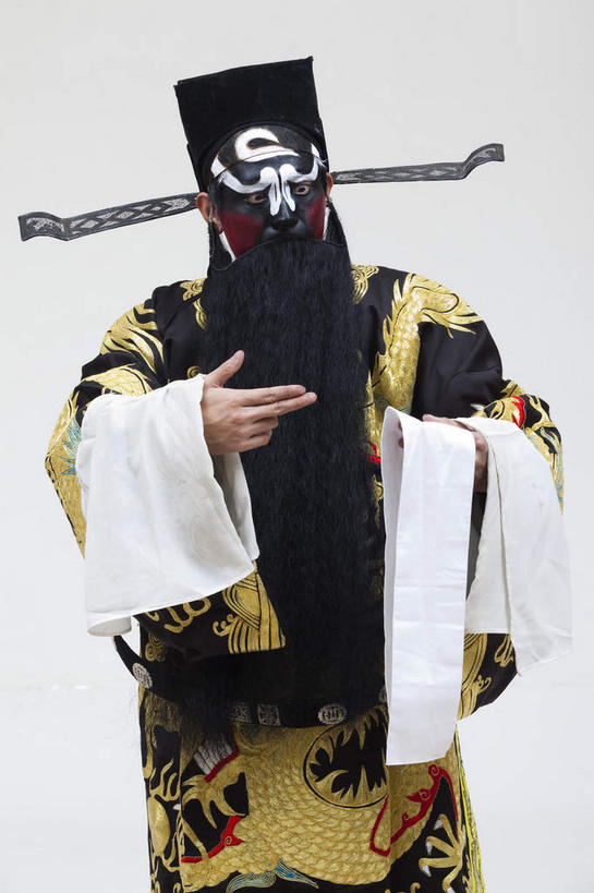 东方人,胡须,一个人,演员,站,竖图,室内,白天,白色背景,正面,民族服装,化妆,帽子,亚洲,仅一个男性,仅一个人,仅一个中年男性,花纹,服装,布,图案,布纹,注视,礼帽,黄种人,文化,衣服,白色,黑色,彩妆,观察,看,站着,大衣,摄影,服饰,影棚,观看,布匹,察看,衣着,穿着,关注,中国文化,摄影棚,表演服,演出服,京剧,戏曲,国粹,包公,皮黄,衣饰,官员,道具服,男人,男性,中年男性,亚洲人,胡子,络腮胡,站立,半身,彩图,影棚拍摄,传统服装,民俗服,拍摄,京剧服饰,国剧,京戏,平剧,中国戏曲,官吏,官臣,包拯,包希仁,包青天,传统文化,舞台妆,京剧演员