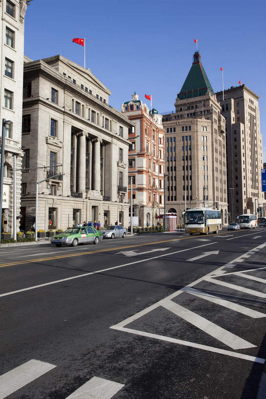 无人,高楼大厦,竖图,室外,白天,正面,度假,美景,城市风光,标志建筑,城市,大厦,道路,地标,建筑,路,摩天大楼,公路,出租车,汽车,旗帜,国旗,上海,中国,亚洲,阴影,光线,影子,景观,建筑群,分界线,停车线,交通,娱乐,建设,黄浦江,车,蓝色,蓝天,天空,阳光,交通工具,轿车,外滩,天,享受,休闲,景色,放松,晴朗,上海大厦,车行道,车行道分界线,申,载具,的士,标线,计程车,黄浦区,浦西,东亚,车行线,万国建筑博览群,外滩万国建筑博览群,气象信号台,中山东一路,上海市,万里无云,中华人民共和国,沪,华东地区,旗,晴空,晴空万里,马路,彩图,大楼,高层建筑,高楼,摩天楼,黄埔滩,上海外滩,外黄埔滩