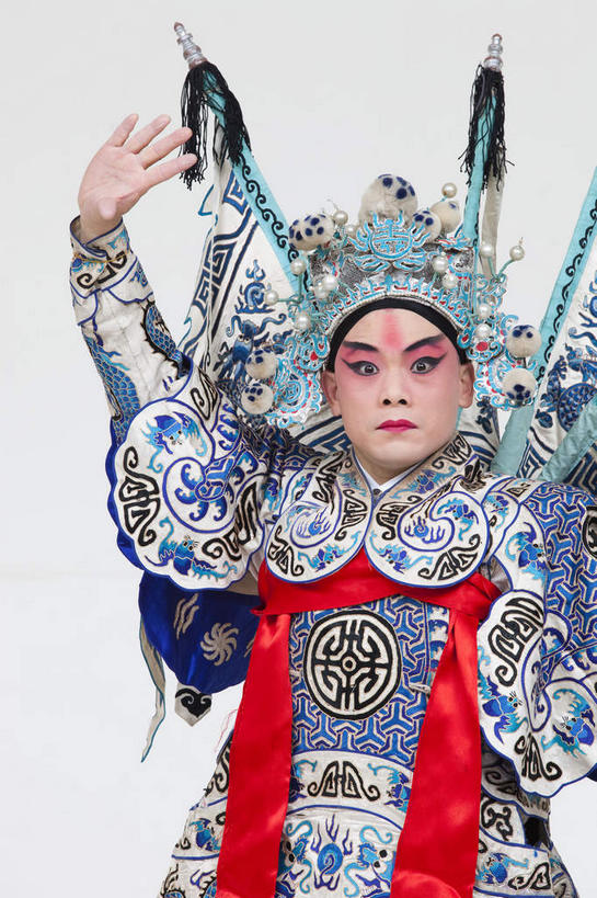 东方人,一个人,演员,站,举,竖图,室内,白天,白色背景,正面,民族服装,化妆,旗帜,亚洲,仅一个男性,仅一个人,服装,头饰,注视,黄种人,文化,领巾,旗子,仅一个年轻男性,衣服,红色,彩妆,发夹,发饰,夹子,观察,看,托,站着,大衣,摄影,服饰,影棚,观看,察看,衣着,穿着,关注,中国文化,摄影棚,表演服,演出服,京剧,将军,戏曲,国粹,皮黄,旌旗,旗号,衣饰,将领,道具服,男人,男性,年轻男性,亚洲人,举起,举手,举着,向上举,向上伸,向上托,站立,半身,彩图,影棚拍摄,传统服装,民俗服,拍摄,京剧服饰,领饰,国剧,京戏,平剧,中国戏曲,传统文化,永昌亭侯,赵云,赵子龙,舞台妆,京剧演员