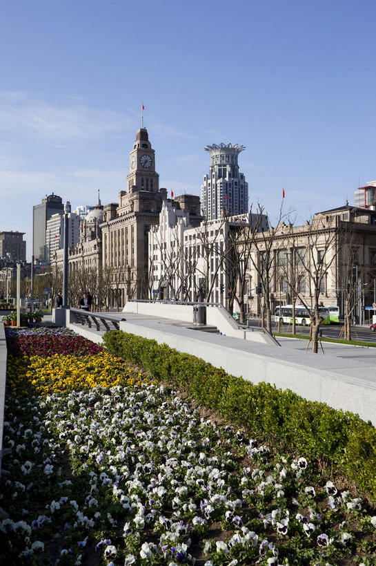 无人,高楼大厦,竖图,室外,白天,正面,度假,花海,花圃,美景,植物,城市风光,标志建筑,城市,大厦,地标,建筑,摩天大楼,叶子,上海,中国,亚洲,阴影,盛开,光线,影子,景观,云,云朵,花蕾,云彩,娱乐,建设,黄浦江,花,花瓣,花朵,花卉,鲜花,树,树木,蓝色,绿色,白云,蓝天,天空,阳光,自然,外滩,花丛,花束,花田,天,花苞,花蕊,享受,休闲,景色,放松,生长,晴朗,成长,申,黄浦区,外滩中心,东亚,威斯汀大酒店,中山东一路,上海市,中华人民共和国,沪,华东地区,晴空,彩图,大楼,高层建筑,高楼,摩天楼,黄埔滩,上海外滩,外黄埔滩,河南中路,上海外滩中心,上海威斯汀大饭店,威斯汀大饭店