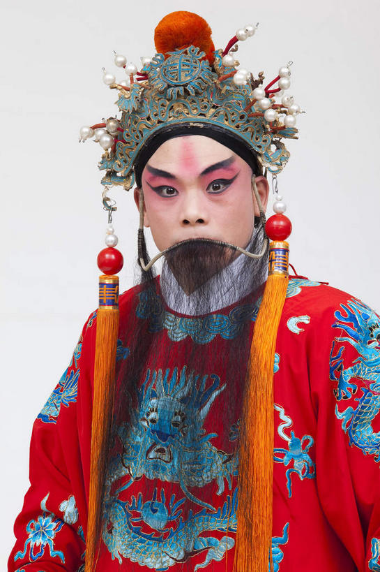 东方人,胡须,一个人,演员,站,竖图,室内,白天,正面,民族服装,化妆,亚洲,仅一个男性,仅一个人,仅一个中年男性,表演,灰色背景,服装,头饰,注视,黄种人,文化,扮演,衣服,红色,黑色,彩妆,观察,看,站着,摄影,服饰,影棚,观看,皇帝,权威,察看,演出,衣着,穿着,高贵,关注,中国文化,摄影棚,戏剧,表演服,演出服,京剧,戏曲,国粹,刘备,皮黄,权力,统治,权势,衣饰,天子,九五之尊,圣上,统治者,陛下,官家,势力,道具服,男人,男性,中年男性,亚洲人,胡子,络腮胡,站立,半身,彩图,影棚拍摄,传统服装,民俗服,拍摄,京剧服饰,国剧,京戏,平剧,中国戏曲,昭烈皇帝,烈祖,刘玄德,传统文化,舞台妆,京剧演员