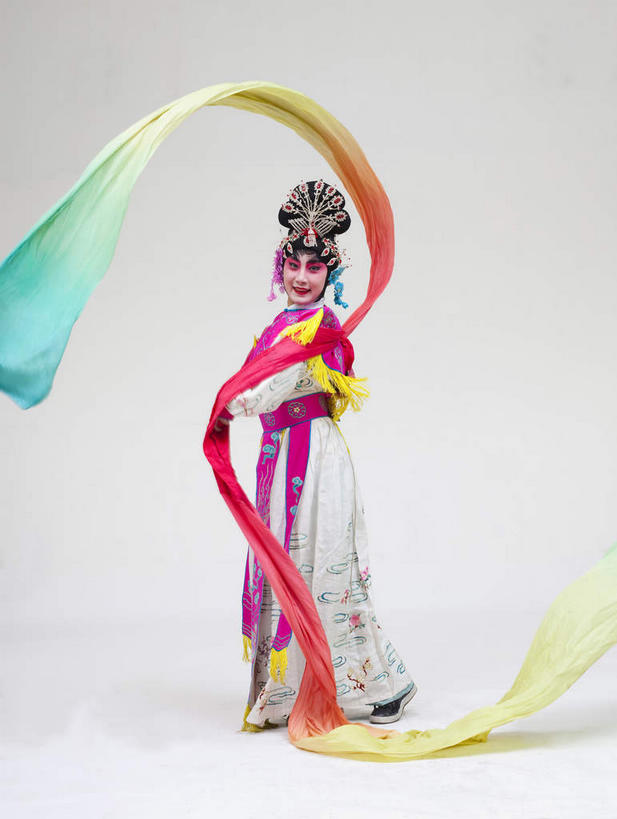 东方人,一个人,演员,站,竖图,室内,白天,正面,民族服装,化妆,亚洲,仅一个年轻女性,仅一个女性,仅一个人,表演,灰色背景,服装,装饰,头饰,注视,黄种人,文化,扮演,衣服,彩妆,发饰,饰品,观察,看,站着,摄影,服饰,影棚,观看,华丽,修饰,点缀,察看,演出,衣着,穿着,关注,中国文化,摄影棚,戏剧,表演服,演出服,京剧,特技,配饰,戏曲,国粹,皮黄,衬托,美观,雅致,雅观,衣饰,道具服,年轻女性,女人,女性,亚洲人,站立,彩图,全身,影棚拍摄,传统服装,民俗服,拍摄,京剧服饰,国剧,京戏,平剧,中国戏曲,传统文化,天女,神女,水袖,舞台妆,京剧演员