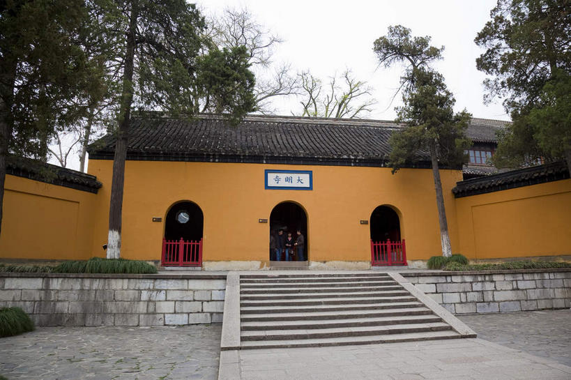 无人,寺庙,横图,室外,白天,仰视,旅游,度假,名胜古迹,植物,楼梯,门,标志建筑,地标,建筑,中国,亚洲,节日,遗迹,标志,瓦片,文字,字符,阶梯,墙,屋顶,拱门,顶棚,瓦,古迹,文化,文物,娱乐,标识,建设,古建筑,江苏,墙壁,墙面,台阶,树,树木,绿色,天空,自然,门框,庙宇,天,祈祷,享受,休闲,健康,汉字,旅游胜地,放松,许愿,宗教,建造,佛教,信仰,生长,成长,纪念,祈求,中文,古文明,东亚,屋瓦,江苏省,扬州,中华人民共和国,华东地区,苏,国文,华文,大明寺,扬州市,释教,平安,彩图,低角度拍摄,庙,寺,扬州大明寺