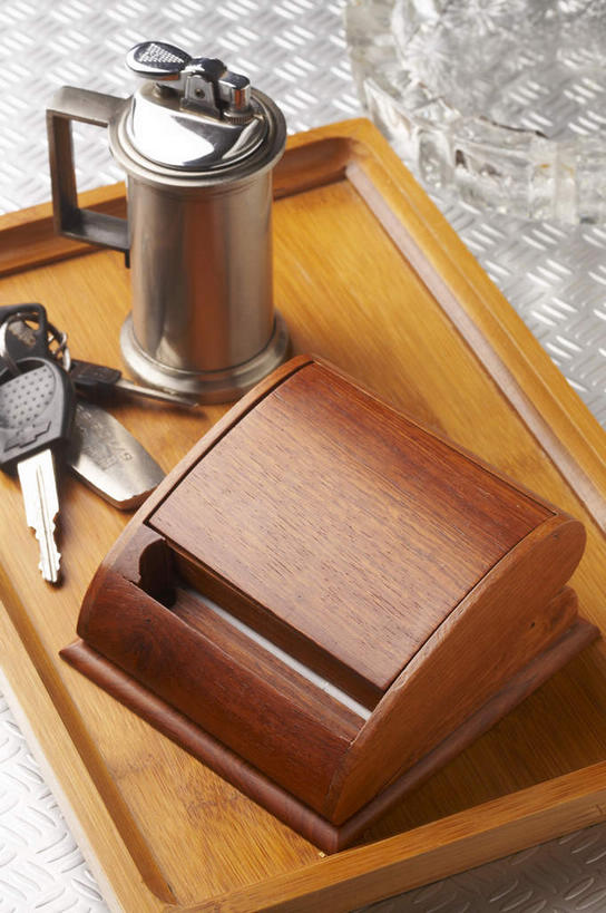 无人,竖图,俯视,室内,特写,白天,安全,静物,阴影,反射,影子,防护,钥匙,盒子,包装盒,容器,打火机,摄影,影棚,储藏,保护,开启,储存,封闭,摄影棚,香烟盒,保险,私密,保全,周全,安稳,安定,防盗,取火装置,小型取火装置,平安,彩图,高角度拍摄,影棚拍摄,拍摄,贮存