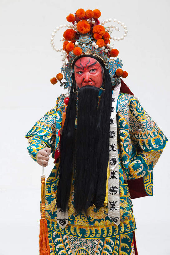 东方人,胡须,一个人,演员,站,竖图,室内,白天,正面,民族服装,化妆,亚洲,仅一个男性,仅一个人,仅一个中年男性,表演,灰色背景,服装,头饰,注视,黄种人,文化,扮演,衣服,绿色,黑色,彩妆,观察,看,站着,摄影,服饰,影棚,观看,察看,演出,衣着,穿着,关注,中国文化,摄影棚,戏剧,表演服,演出服,京剧,将军,戏曲,国粹,关公,皮黄,衣饰,将领,道具服,男人,男性,中年男性,亚洲人,胡子,络腮胡,站立,半身,彩图,影棚拍摄,传统服装,民俗服,拍摄,京剧服饰,国剧,京戏,平剧,中国戏曲,关长生,关羽,关云长,传统文化,舞台妆,京剧演员