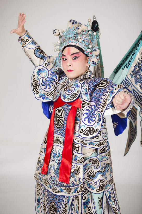 东方人,一个人,演员,站,举,伸展双臂,竖图,室内,白天,正面,民族服装,化妆,亚洲,仅一个男性,仅一个人,表演,灰色背景,服装,头饰,注视,黄种人,文化,扮演,仅一个年轻男性,衣服,彩妆,观察,看,手势,托,站着,摄影,服饰,影棚,观看,察看,演出,衣着,穿着,关注,中国文化,摄影棚,戏剧,表演服,演出服,京剧,将军,戏曲,国粹,皮黄,衣饰,将领,道具服,男人,男性,年轻男性,亚洲人,敞开双臂,举起,举手,举着,伸开双臂,向上举,向上伸,向上托,展开双肩,站立,张开手臂,张开双臂,半身,彩图,影棚拍摄,传统服装,民俗服,拍摄,京剧服饰,国剧,京戏,平剧,中国戏曲,传统文化,永昌亭侯,赵云,赵子龙,舞台妆,京剧演员