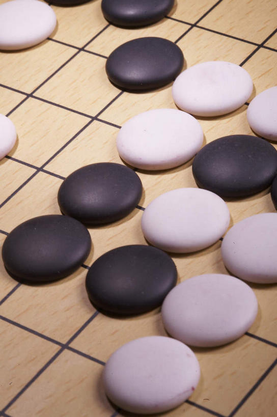 无人,竖图,俯视,室内,特写,白天,游戏,快乐,比赛,竞争,静物,许多,阴影,反射,影子,很多,玩,娱乐,白色,黑色,休闲,棋子,棋盘,益智,活动,发泄,消遣,智力,围棋,宣泄,玩耍,嬉戏,彩图,高角度拍摄