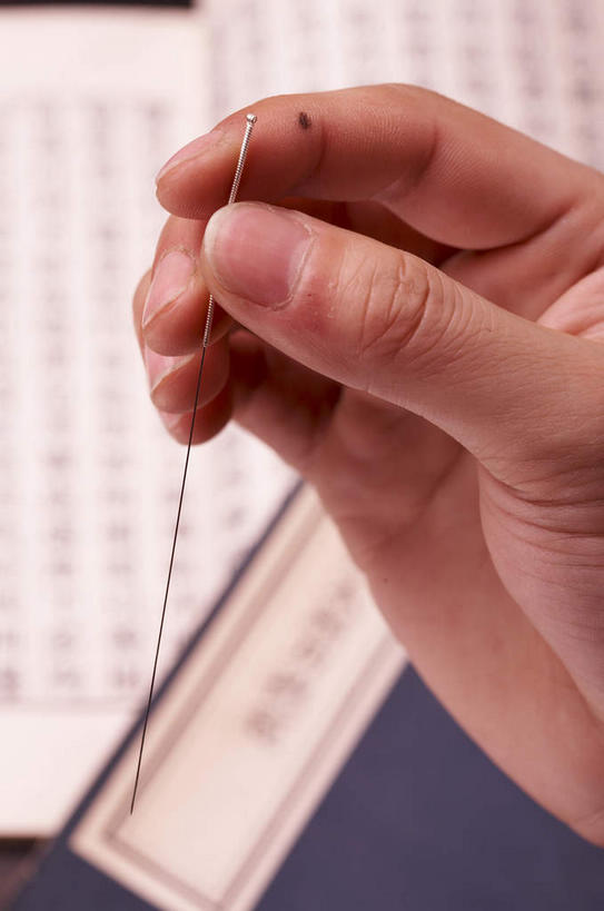 东方人,手,一个人,竖图,俯视,室内,特写,白天,书籍,亚洲,仅一个男性,仅一个人,握,医学,拿,拿着,黄种人,文化,仅一个年轻男性,书本,手部,治疗,握着,保健,经络,单手,医疗,穴位,古书,中国文化,针灸,调和,中医,医治,疏通,灸法,针法,中医学,男人,男性,年轻男性,亚洲人,书,图书,半身,彩图,高角度拍摄,文献,传统文化,古籍,线装,线装书