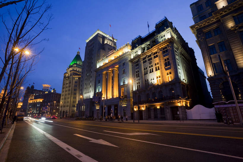 无人,高楼大厦,横图,室外,夜晚,仰视,度假,美景,植物,城市风光,标志建筑,城市,大厦,道路,地标,建筑,路,路灯,摩天大楼,夜景,公路,照明,上海,中国,亚洲,阴影,光线,影子,景观,灯光,分界线,停车线,交通,方向,娱乐,建设,黄浦江,箭头,灯,树,树木,蓝色,绿色,蓝天,天空,自然,外滩,天,享受,休闲,景色,放松,生长,成长,车行道,车行道分界线,照亮,申,指向,照明设备,标线,黄浦区,东亚,车行线,中国银行大楼,沙逊大厦,中山东一路,上海市,中华人民共和国,沪,华东地区,簇,马路,彩图,低角度拍摄,大楼,高层建筑,高楼,摩天楼,黄埔滩,上海外滩,外黄埔滩,上海中国银行大楼