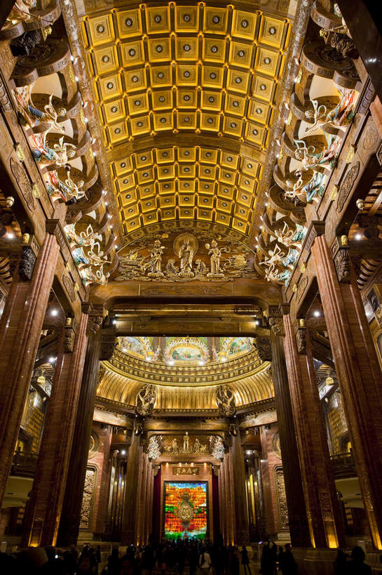 无人,寺庙,宫殿,竖图,室内,白天,仰视,旅游,度假,绘画,名胜古迹,标志建筑,地标,建筑,照明,中国,亚洲,阴影,节日,遗迹,艺术,装饰,光线,影子,墙,灯光,古迹,文化,文物,娱乐,建设,梵宫,古建筑,江苏,无锡,顶灯,壁画,墙壁,墙面,灯,黄色,灯具,庙宇,祈祷,享受,休闲,健康,旅游胜地,放松,许愿,宗教,佛教,信仰,纪念,华丽,修饰,祈求,照亮,点缀,宫廷,照明设备,古文明,东亚,江苏省,灵山胜境,中华人民共和国,华东地区,苏,衬托,美观,雅致,雅观,无锡市,王宫,释教,平安,画画,彩图,低角度拍摄,皇宫,庙,寺,滨湖区,灵山梵宫,太湖国家旅游度假区