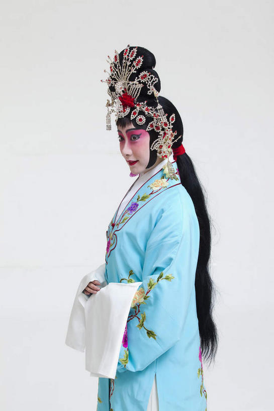 东方人,一个人,演员,站,竖图,室内,白天,侧面,民族服装,化妆,亚洲,仅一个年轻女性,仅一个女性,仅一个人,表演,灰色背景,服装,装饰,头饰,注视,黄种人,文化,扮演,衣服,蓝色,彩妆,发饰,饰品,观察,看,站着,美女,摄影,服饰,影棚,观看,华丽,修饰,点缀,察看,演出,衣着,穿着,关注,中国文化,摄影棚,戏剧,表演服,演出服,京剧,配饰,戏曲,国粹,貂蝉,皮黄,衬托,美观,雅致,雅观,衣饰,玉人,佳人,道具服,年轻女性,女人,女性,亚洲人,站立,半身,彩图,影棚拍摄,传统服装,民俗服,拍摄,京剧服饰,国剧,京戏,平剧,中国戏曲,四大美女,侍女,闭月,任红昌,传统文化,丽人,美人,舞台妆,京剧演员