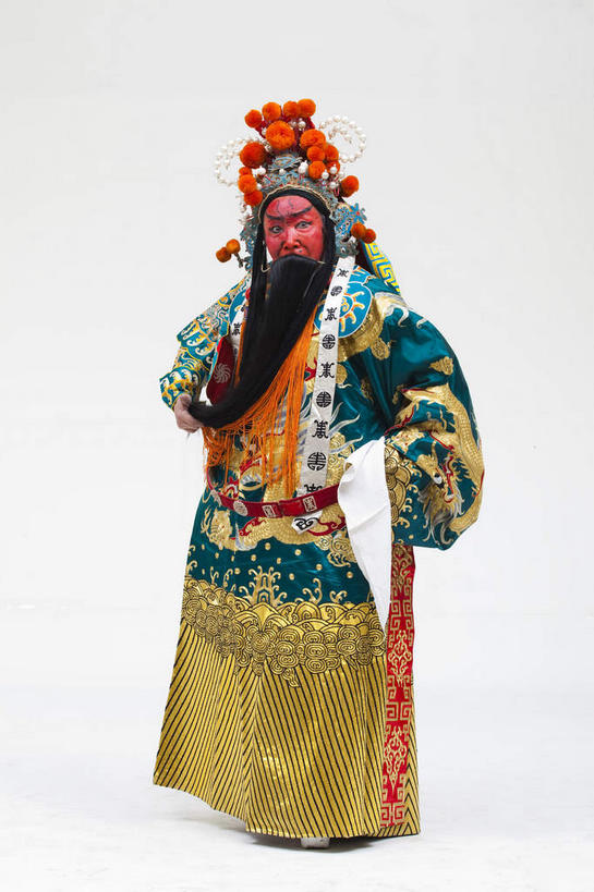 东方人,胡须,一个人,演员,站,竖图,室内,白天,正面,民族服装,化妆,亚洲,仅一个男性,仅一个人,仅一个中年男性,表演,灰色背景,服装,头饰,注视,黄种人,文化,扮演,衣服,绿色,黑色,彩妆,观察,看,站着,摄影,服饰,影棚,观看,察看,演出,衣着,穿着,关注,中国文化,摄影棚,戏剧,表演服,演出服,京剧,将军,戏曲,国粹,关公,皮黄,衣饰,将领,道具服,男人,男性,中年男性,亚洲人,胡子,络腮胡,站立,彩图,全身,影棚拍摄,传统服装,民俗服,拍摄,京剧服饰,国剧,京戏,平剧,中国戏曲,关长生,关羽,关云长,传统文化,舞台妆,京剧演员