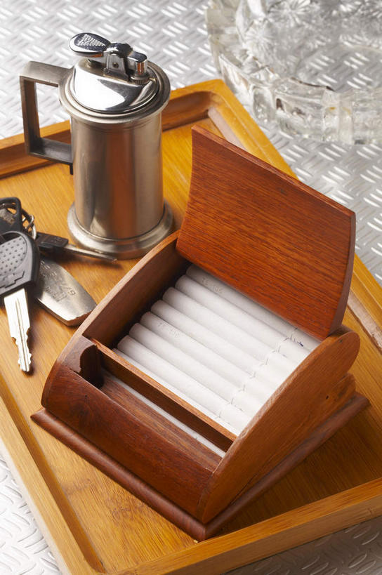 无人,竖图,俯视,室内,特写,白天,安全,静物,阴影,反射,影子,防护,钥匙,盒子,包装盒,容器,打火机,摄影,影棚,储藏,保护,开启,储存,封闭,摄影棚,香烟盒,保险,私密,保全,周全,安稳,安定,防盗,取火装置,小型取火装置,平安,彩图,高角度拍摄,影棚拍摄,拍摄,贮存