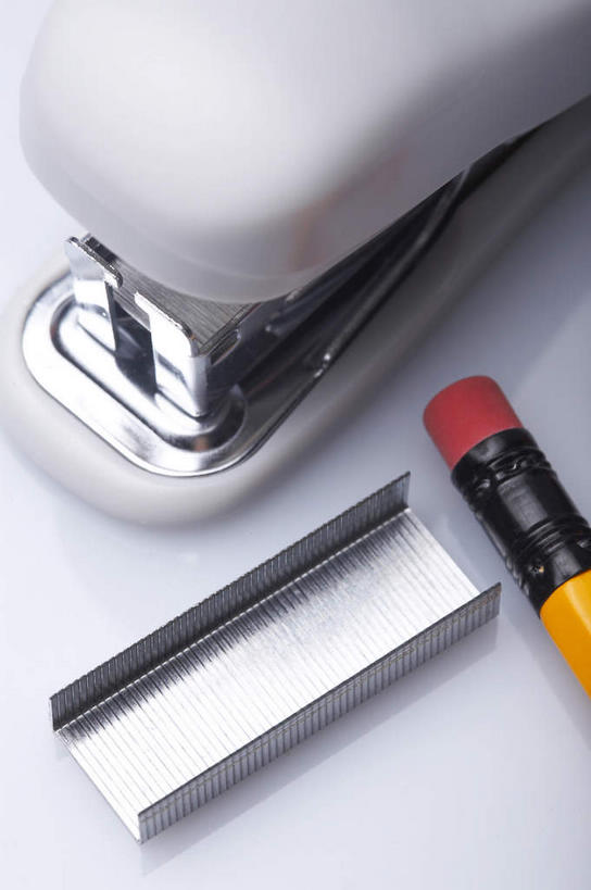 无人,竖图,俯视,室内,特写,白天,静物,连接,阴影,组合,反射,笔,影子,办公用品,订书机,文具,铅笔,学习用品,摄影,影棚,链接,文具用品,一支,装订,订书钉,拼接,摄影棚,杠杆,拼凑,订书器,拼合,凑集,聚合,撮合,链结,缝合,彩图,高角度拍摄,影棚拍摄,拍摄,订书针