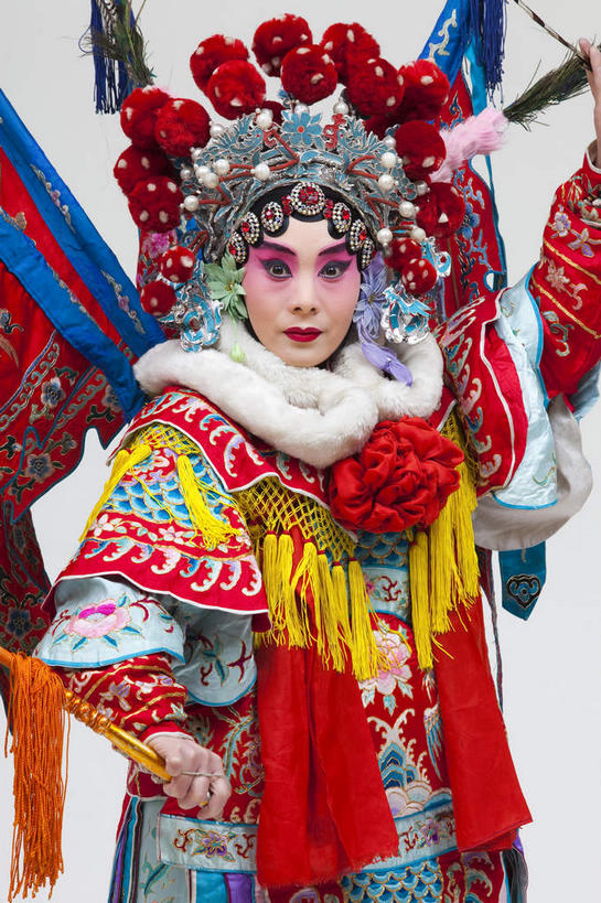 东方人,一个人,演员,站,竖图,室内,白天,正面,民族服装,化妆,亚洲,仅一个年轻女性,仅一个女性,仅一个人,表演,服装,头饰,注视,黄种人,文化,扮演,衣服,红色,彩妆,观察,看,站着,摄影,服饰,影棚,观看,察看,演出,衣着,穿着,关注,中国文化,摄影棚,戏剧,表演服,演出服,京剧,将军,戏曲,国粹,穆桂英,皮黄,衣饰,英雄,道具服,年轻女性,女人,女性,亚洲人,站立,半身,彩图,影棚拍摄,传统服装,民俗服,拍摄,京剧服饰,国剧,京戏,平剧,中国戏曲,杨门女将,女中丈夫,女中豪杰,巾帼英雄,巾帼须眉,传统文化,舞台妆,京剧演员