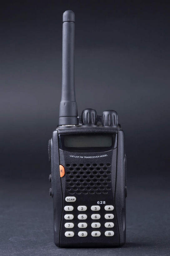 无人,说,竖图,室内,特写,白天,正面,通讯,静物,阴影,黑色背景,反射,影子,移动,通讯设备,一个,黑色,通信,摄影,影棚,单个,对讲机,摄影棚,交流,沟通,讲话,交谈,说话,谈话,通话,彩图,影棚拍摄,拍摄