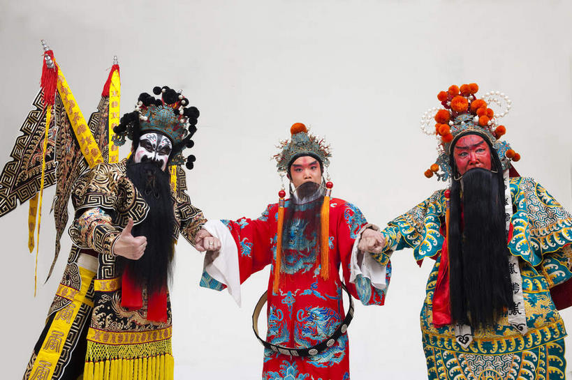 东方人,胡须,三个人,兄弟,伙伴,朋友,演员,站,横图,室内,白天,白色背景,正面,民族服装,化妆,友谊,合作,团队,亚洲,一排,表演,服装,整齐,头饰,注视,黄种人,文化,扮演,排列,衣服,红色,绿色,黑色,彩妆,观察,看,站着,战略,摄影,服饰,影棚,观看,皇帝,权威,察看,演出,衣着,穿着,队列,高贵,关注,中国文化,摄影棚,戏剧,表演服,演出服,京剧,将军,戏曲,国粹,关公,刘备,皮黄,联合,合谋,权力,统治,权势,衣饰,天子,将领,九五之尊,圣上,统治者,陛下,官家,势力,道具服,配合,协作,男人,男性,年轻男性,中年男性,亚洲人,胡子,络腮胡,站立,半身,彩图,影棚拍摄,传统服装,民俗服,拍摄,京剧服饰,车骑将军,司隶校尉,张飞,张益德,张翼德,国剧,京戏,平剧,中国戏曲,昭烈皇帝,烈祖,刘玄德,关长生,关羽,关云长,传统文化,舞台妆,京剧演员,结拜,情义,桃园结义,桃园三结义