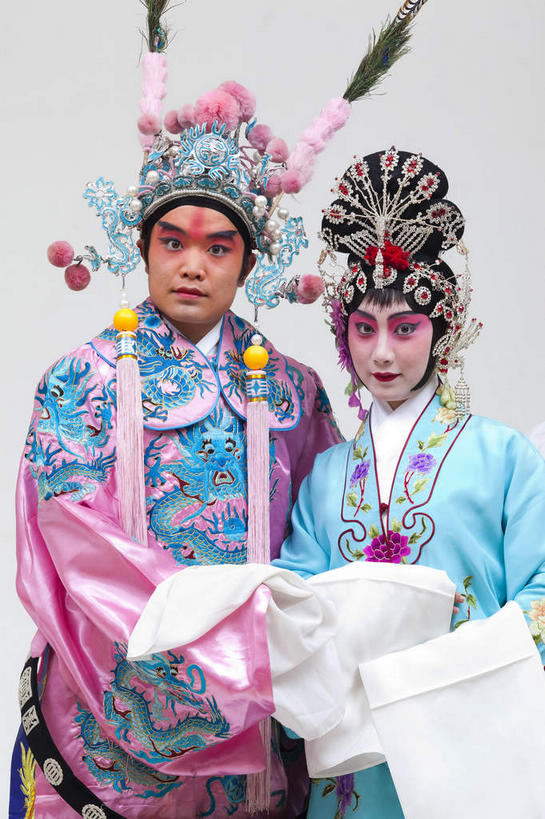 东方人,两个人,伙伴,朋友,演员,站,竖图,室内,白天,正面,民族服装,化妆,友谊,合作,团队,亚洲,表演,灰色背景,服装,装饰,头饰,注视,黄种人,文化,扮演,衣服,粉色,蓝色,彩妆,发饰,饰品,观察,看,站着,美女,战略,摄影,服饰,影棚,观看,武将,华丽,修饰,点缀,察看,演出,衣着,穿着,关注,中国文化,摄影棚,戏剧,表演服,演出服,京剧,将军,配饰,戏曲,国粹,貂蝉,皮黄,联合,合谋,衬托,美观,雅致,雅观,衣饰,玉人,佳人,道具服,配合,协作,男人,男性,年轻女性,女人,女性,中年男性,亚洲人,站立,半身,彩图,影棚拍摄,传统服装,民俗服,拍摄,京剧服饰,国剧,京戏,平剧,中国戏曲,四大美女,侍女,闭月,任红昌,传统文化,丽人,美人,舞台妆,京剧演员,吕布,吕奉先