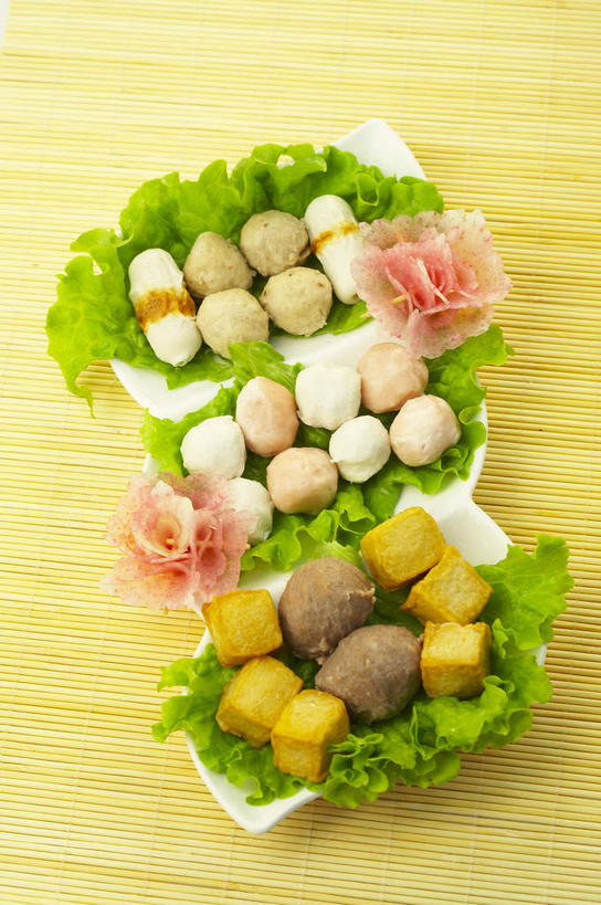 生鱼片,无人,竖图,俯视,室内,特写,白天,烹饪,中餐,桌面,桌子,萝卜,蔬菜,餐具,阴影,新鲜,反射,木制,碟子,盘,影子,木桌,生菜,莴苣,肉,鱼肉,鱼片,牛肉,料理,食品,丸子,火锅,菜肴,美食,肉类,肉丸,食物,盘子,木制品,碟,中式,摄影,佳肴,有机食品,绿色食品,影棚,水萝卜,中华料理,肉圆,虾肉,摄影棚,肉食,春菜,鹅仔菜,莴仔菜,千金菜,沙西米,叶用莴苣,彩图,高角度拍摄,影棚拍摄,拍摄,木桌子,刺身