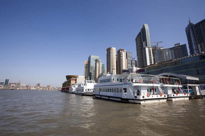 无人,高楼大厦,横图,室外,白天,仰视,度假,河流,美景,水,城市风光,标志建筑,城市,大厦,地标,建筑,摩天大楼,船,上海,中国,亚洲,阴影,波纹,光线,影子,河水,景观,水流,建筑群,涟漪,娱乐,建设,黄浦江,油轮,蓝色,倒影,蓝天,水纹,天空,阳光,交通工具,外滩,波浪,天,享受,休闲,景色,放松,晴朗,申,倒映,载具,黄浦区,东亚,中山东一路,上海市,万里无云,中华人民共和国,沪,华东地区,水晕,反照,晴空,晴空万里,彩图,低角度拍摄,大楼,高层建筑,高楼,摩天楼,商船,油船,运输船舶,黄埔滩,上海外滩,外黄埔滩