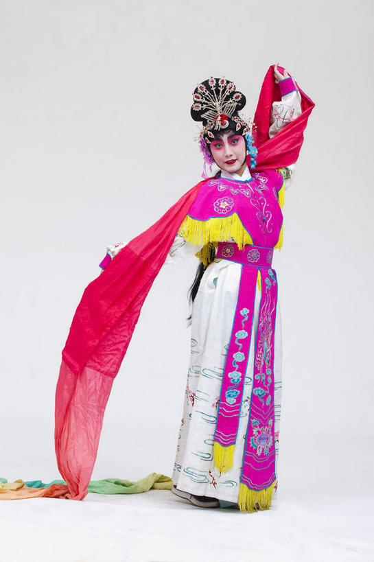 东方人,一个人,演员,站,举,竖图,室内,白天,正面,民族服装,化妆,亚洲,仅一个年轻女性,仅一个女性,仅一个人,表演,灰色背景,服装,装饰,头饰,注视,黄种人,文化,扮演,衣服,彩妆,发饰,饰品,观察,看,托,站着,摄影,服饰,影棚,观看,华丽,修饰,点缀,察看,演出,衣着,穿着,关注,中国文化,摄影棚,戏剧,表演服,演出服,京剧,特技,配饰,戏曲,国粹,皮黄,衬托,美观,雅致,雅观,衣饰,道具服,年轻女性,女人,女性,亚洲人,举起,举手,举着,向上举,向上伸,向上托,站立,彩图,全身,影棚拍摄,传统服装,民俗服,拍摄,京剧服饰,国剧,京戏,平剧,中国戏曲,传统文化,天女,神女,水袖,舞台妆,京剧演员