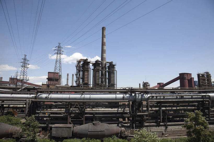 无人,工厂,横图,室外,白天,仰视,旅游,度假,植物,标志建筑,地标,建筑,北京,中国,亚洲,阴影,电力,光线,钢材,电缆,电线,影子,支架,云,云朵,首都,云彩,娱乐,电塔,建设,树,树木,蓝色,绿色,白云,蓝天,天空,阳光,自然,天,享受,休闲,旅游胜地,放松,工业,生长,能源,晴朗,成长,支撑,资源,供电设备,熔炉,东亚,高压电塔,高压输电线,钢铁厂,中华人民共和国,北京市,京,北平,华北地区,高压电线塔,高压塔,石景山区,晴空,彩图,低角度拍摄,制造厂,生产工厂,输电铁塔,输电塔,首钢,首钢集团,石景山,钢厂