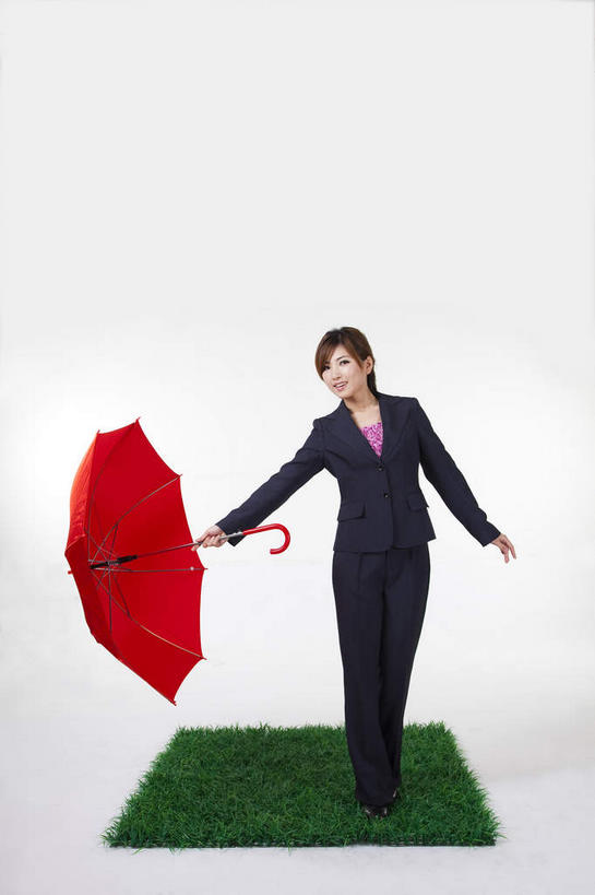 东方人,一个人,商务人士,商务女性,站,竖图,室内,白天,正面,草地,草坪,植物,亚洲,仅一个年轻女性,仅一个女性,仅一个人,一把,握,灰色背景,套装,伞,雨伞,遮阳伞,拿,拿着,注视,黄种人,阳伞,草,红色,绿色,草皮,观察,看,站着,握着,摄影,影棚,观看,察看,太阳伞,关注,摄影棚,商务装,工薪阶层,人造草皮,年轻女性,女人,女性,亚洲人,白领,上班族,站立,彩图,全身,影棚拍摄,拍摄
