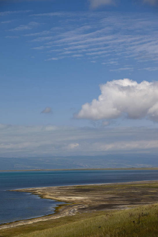无人,竖图,室外,白天,正面,旅游,度假,草地,草坪,湖,湖泊,美景,沙滩,水,植物,青海湖,鸟岛,中国,亚洲,阴影,光线,沙子,影子,河岸,河滩,湖面,景观,水流,水面,云,云朵,辽阔,沙地,云彩,娱乐,草,蓝色,绿色,白云,蓝天,天空,阳光,自然,湖水,天,享受,休闲,广阔,景色,放松,晴朗,一望无际,自然风光,东亚,青海,青海省,中华人民共和国,西北地区,青,无边无际,一马平川,咸水湖,晴空,彩图,水天相接,水天一线,青海湖鸟岛