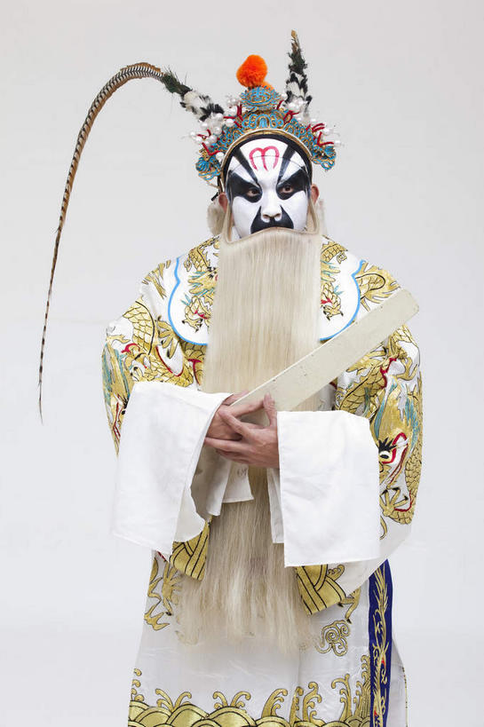 东方人,胡须,一个人,演员,站,双手交叉,竖图,室内,白天,正面,民族服装,化妆,亚洲,仅一个男性,仅一个人,仅一个中年男性,表演,灰色背景,服装,神话,头饰,注视,黄种人,文化,扮演,衣服,白色,彩妆,观察,看,站着,摄影,龙王,服饰,影棚,观看,神仙,察看,演出,衣着,穿着,关注,中国文化,摄影棚,戏剧,传说,表演服,演出服,京剧,戏曲,国粹,皮黄,衣饰,道具服,中国神话,男人,男性,中年男性,亚洲人,胡子,络腮胡,十字手,站立,半身,彩图,影棚拍摄,传统服装,民俗服,拍摄,京剧服饰,国剧,京戏,平剧,中国戏曲,传统文化,舞台妆,京剧演员