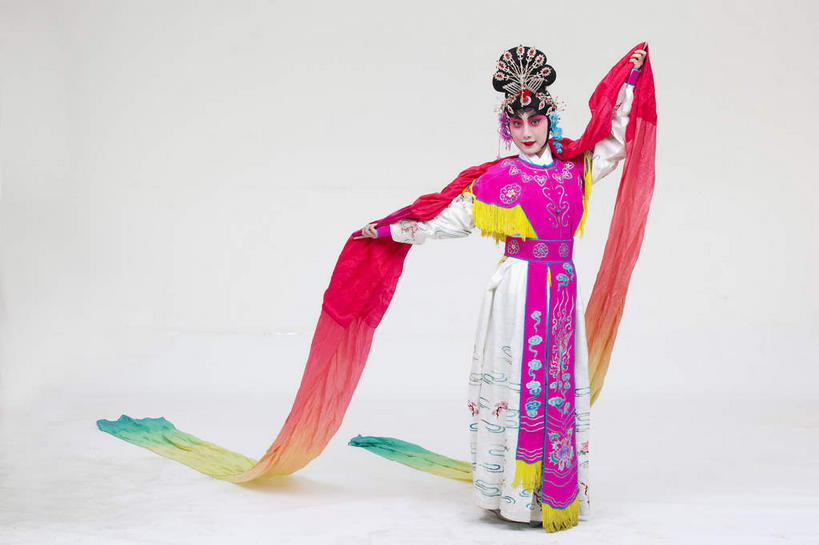 东方人,一个人,演员,站,举,伸展双臂,横图,室内,白天,正面,民族服装,化妆,亚洲,仅一个年轻女性,仅一个女性,仅一个人,表演,灰色背景,服装,装饰,头饰,注视,黄种人,文化,扮演,衣服,彩妆,发饰,饰品,观察,看,托,站着,摄影,服饰,影棚,观看,华丽,修饰,点缀,察看,演出,衣着,穿着,关注,中国文化,摄影棚,戏剧,表演服,演出服,京剧,特技,配饰,戏曲,国粹,皮黄,衬托,美观,雅致,雅观,衣饰,道具服,年轻女性,女人,女性,亚洲人,敞开双臂,举起,举手,举着,伸开双臂,向上举,向上伸,向上托,展开双肩,站立,张开手臂,张开双臂,彩图,全身,影棚拍摄,传统服装,民俗服,拍摄,京剧服饰,国剧,京戏,平剧,中国戏曲,传统文化,天女,神女,水袖,舞台妆,京剧演员