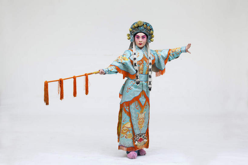 东方人,一个人,演员,站,伸展双臂,横图,室内,白天,正面,民族服装,化妆,亚洲,仅一个年轻女性,仅一个女性,仅一个人,表演,握,灰色背景,服装,头饰,拿,拿着,注视,黄种人,历史,文化,扮演,衣服,蓝色,彩妆,观察,看,站着,大衣,握着,摄影,服饰,影棚,观看,察看,演出,衣着,穿着,关注,中国文化,摄影棚,戏剧,表演服,演出服,京剧,将军,戏曲,国粹,花木兰,皮黄,衣饰,英雄,道具服,年轻女性,女人,女性,亚洲人,敞开双臂,伸开双臂,展开双肩,站立,张开手臂,张开双臂,彩图,全身,影棚拍摄,传统服装,民俗服,拍摄,京剧服饰,国剧,京戏,平剧,中国戏曲,孝烈将军,女中丈夫,女中豪杰,女将,巾帼英雄,巾帼须眉,传统文化,典故,木兰从军,舞台妆,京剧演员